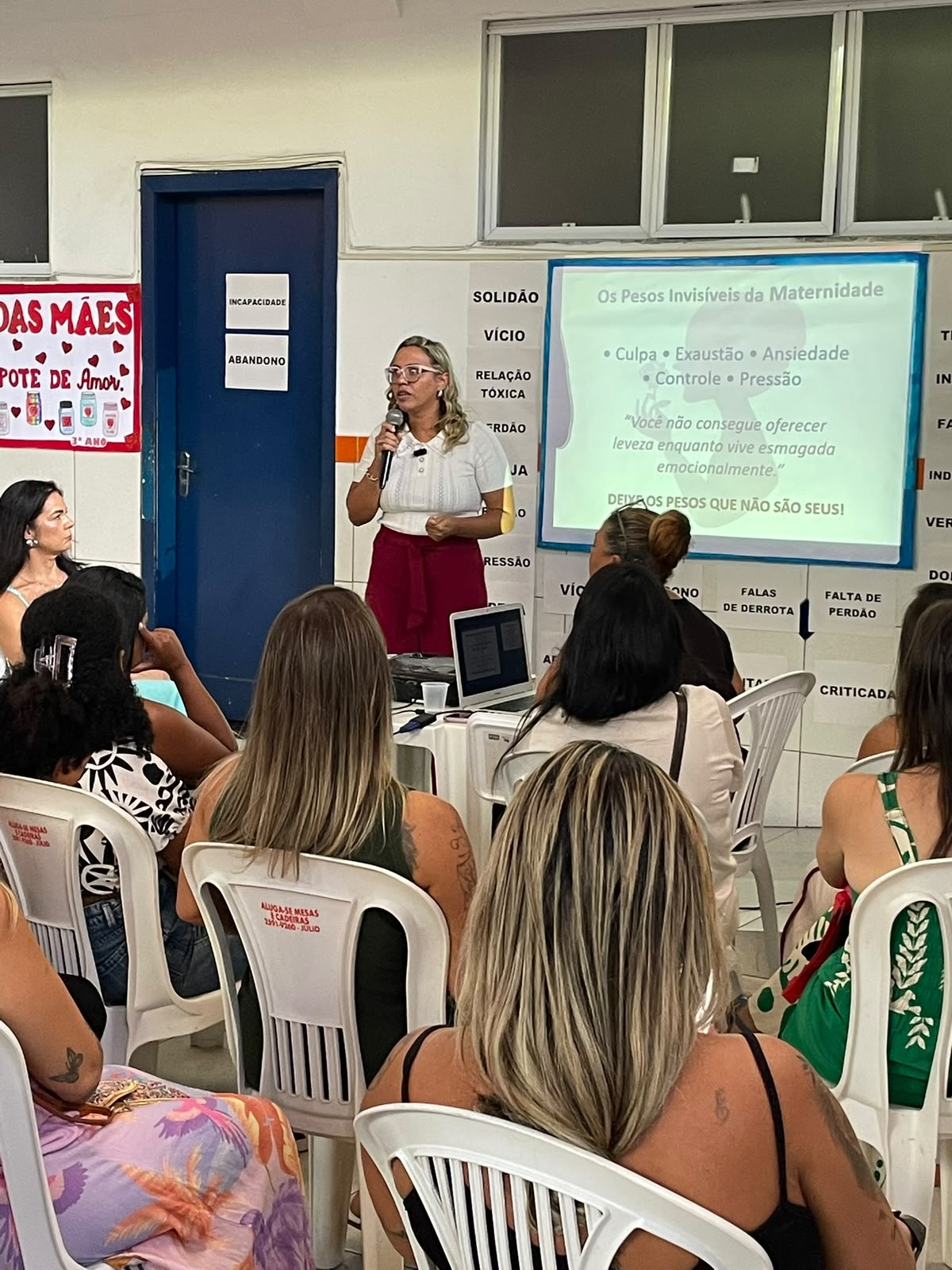 Raphaela Barros palestrando para grupo de mulheres